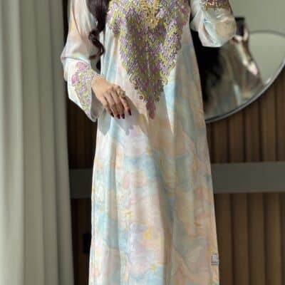 Elegant embroidered kaftan with pastel hues for traditional Middle Eastern attire.