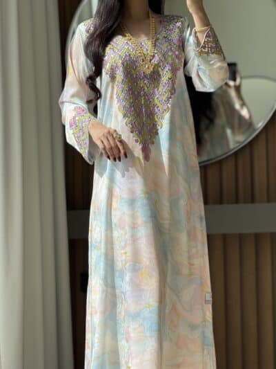 Elegant embroidered kaftan with pastel hues for traditional Middle Eastern attire.